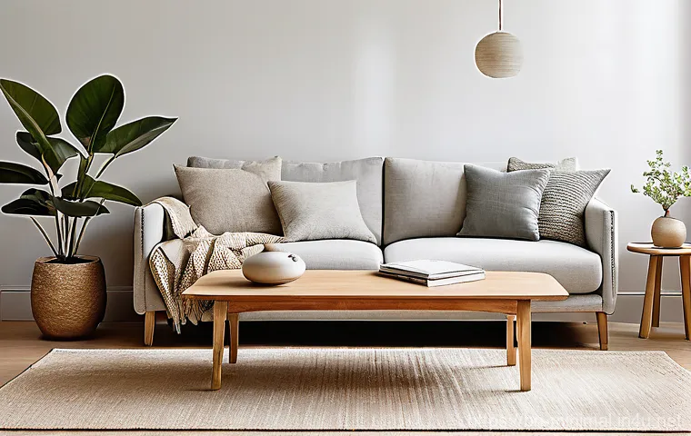 미니멀라이프 인테리어 - **Prompt:** A perfectly organized and serene minimalist living room, flooded with soft, warm natural...